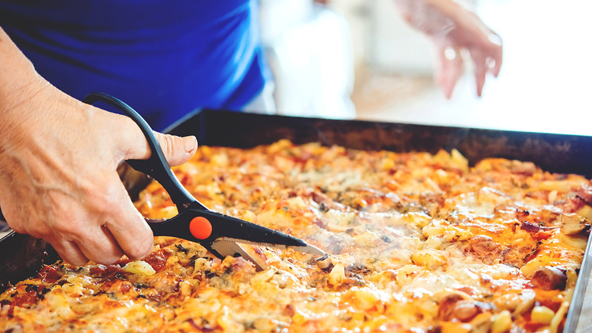 CUTTING PIZZA