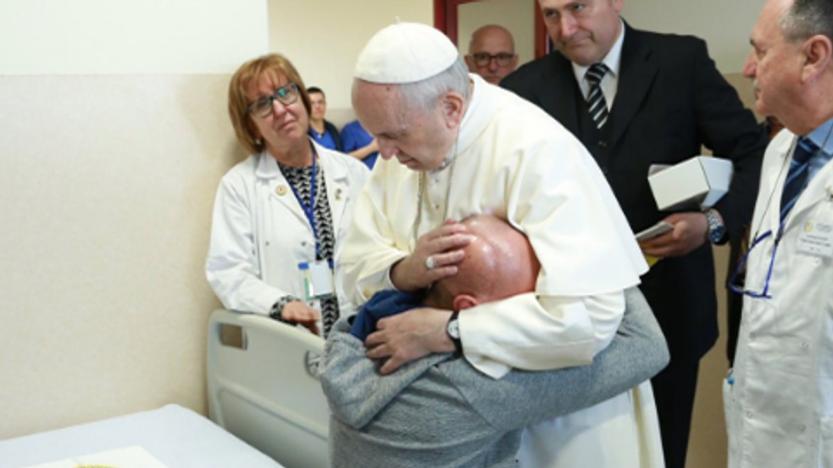 WEB3-POPE-FRANCIS-JPSPITAL-PATIENT-HUG-Twitter I Casa Sollievo.jpg_large