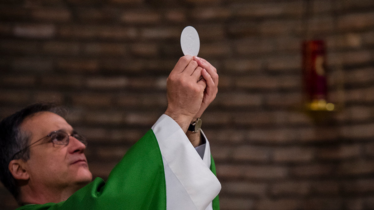 PRIEST-EUCHARIST-ELEVATION-HOST