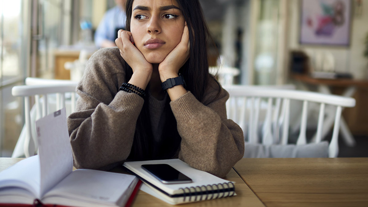 PROCRASTINATING WOMAN