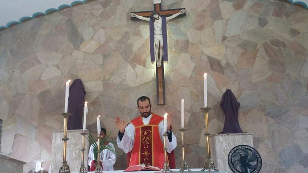 Padre Gabriel Vila Verde celebra a Santa Missa