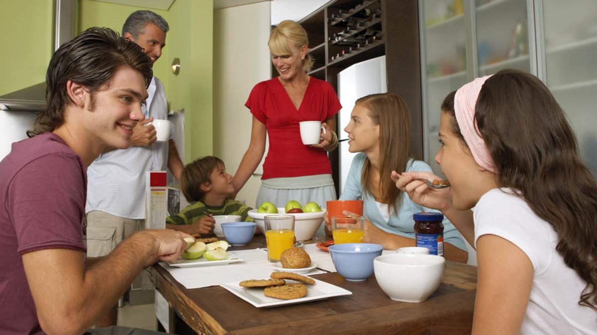 FAMILT AT TABLE