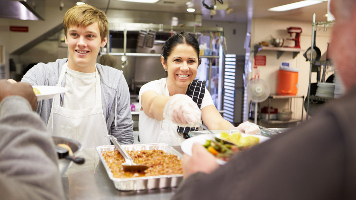 VOLUNTEERS,FEED,HOMELESS