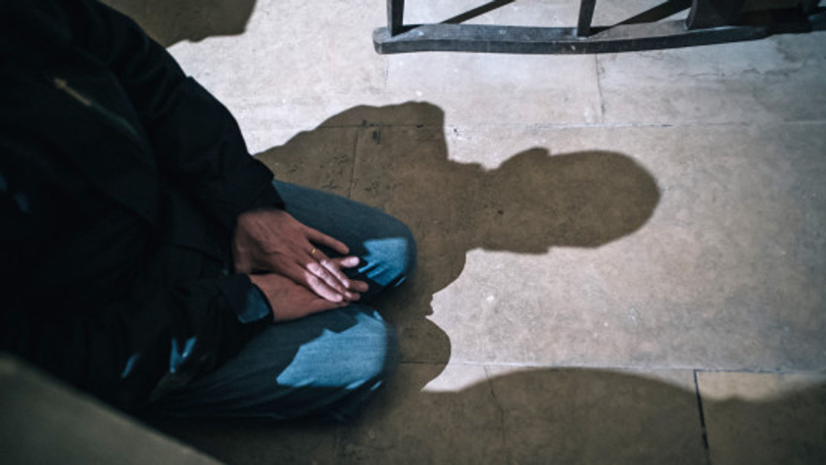 web3-person-knees-praying-church-fabrice-caterini-inedizciric