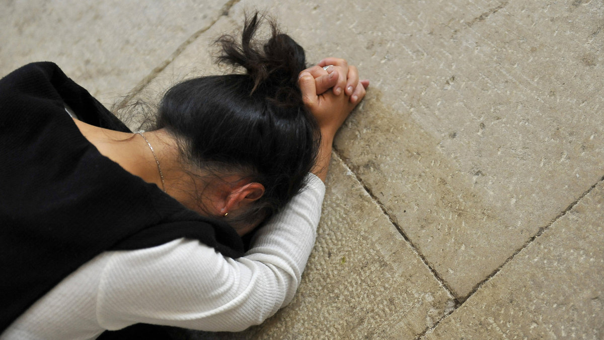 PRAY WOMAN
