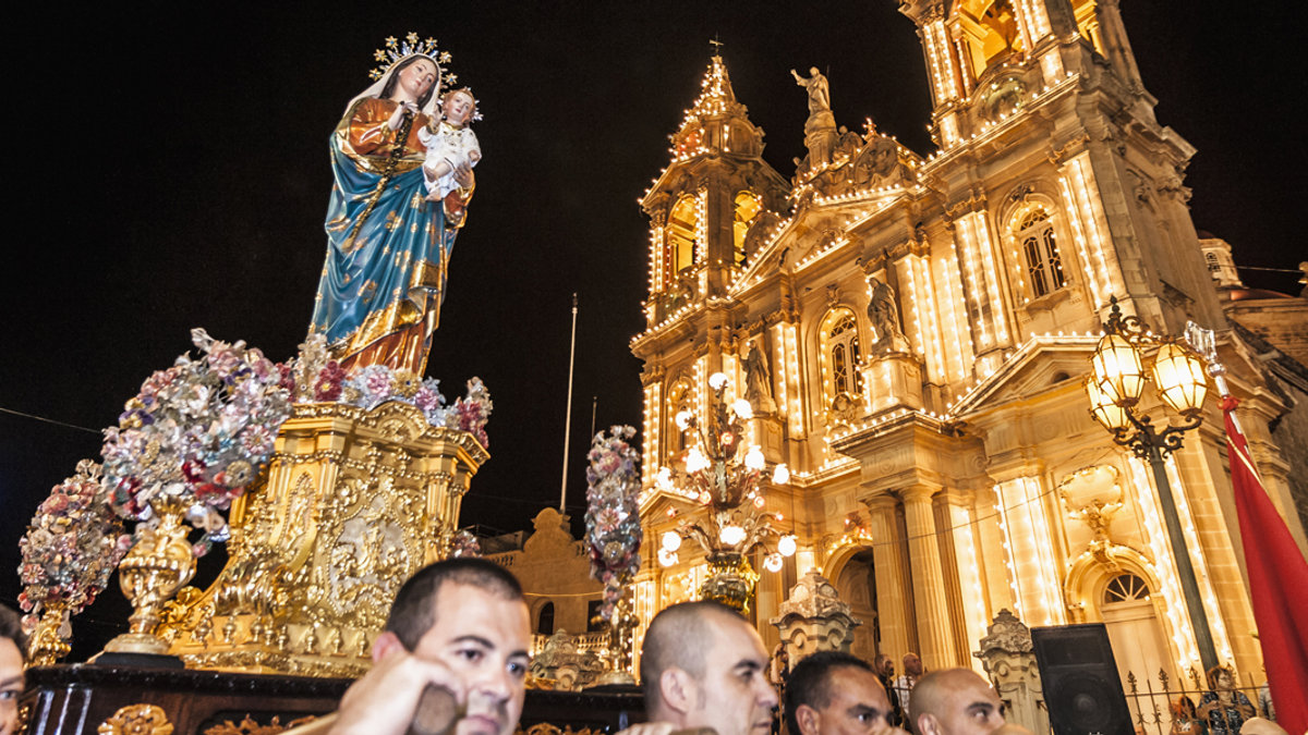 WEB3-VIRGIN-MARY-BLESSED-MOTHER-PROCESSION-MALTA-NIGHT-shutterstock_125808908-Anibal-Trejo-Shutterstock-Editorial