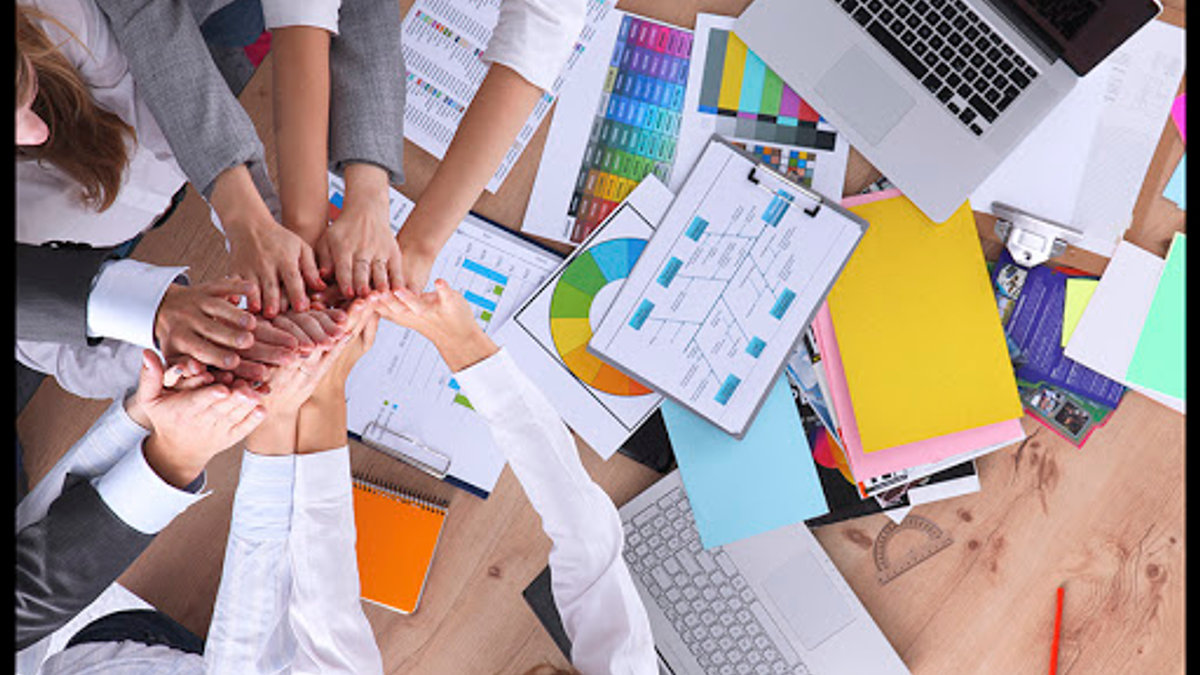 Business team with hands together © Lenetstan / Shutterstock – es