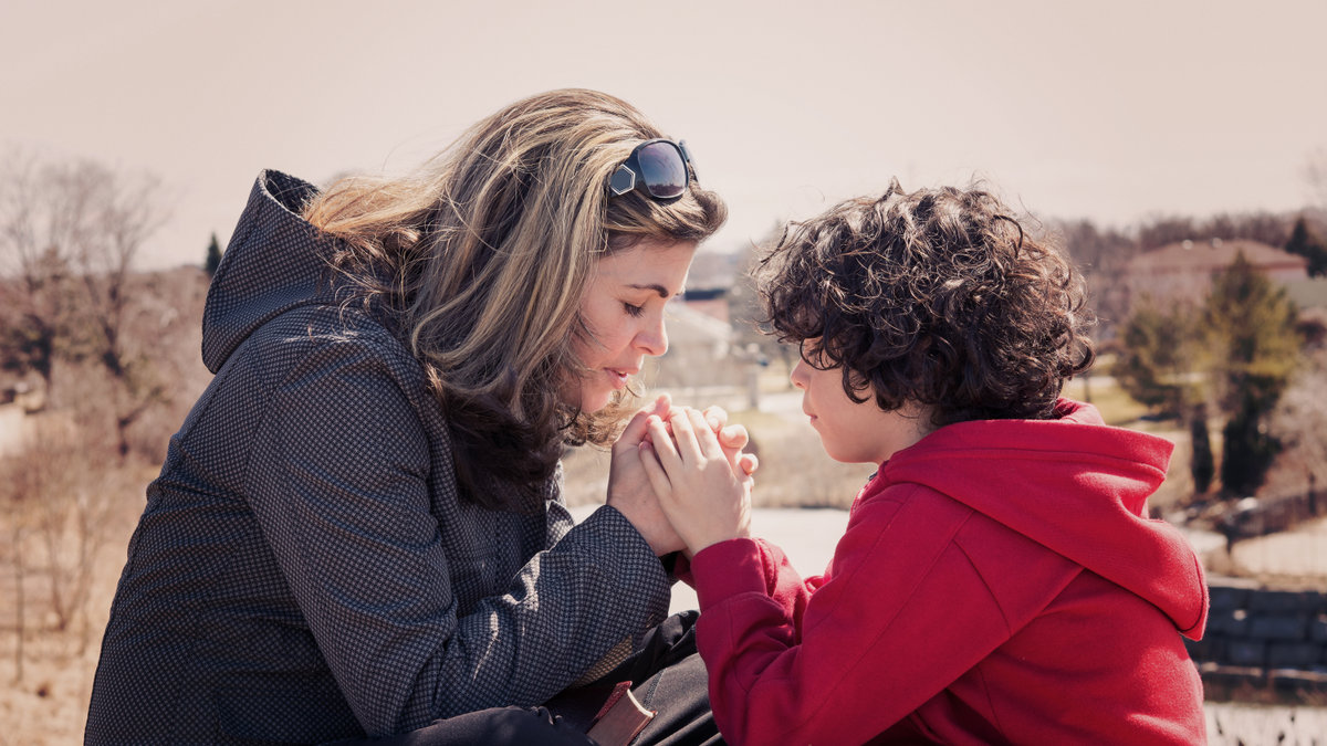 MOM AND SON PRAYNG