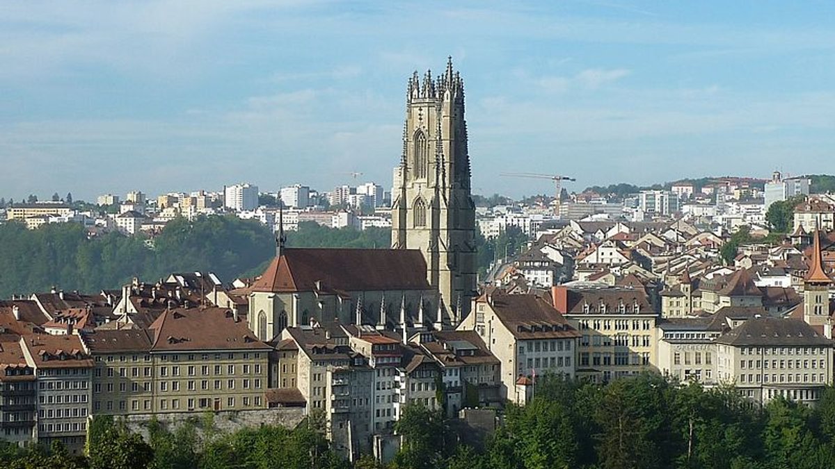 800px-Cathedrale_architecture_vuegenerale