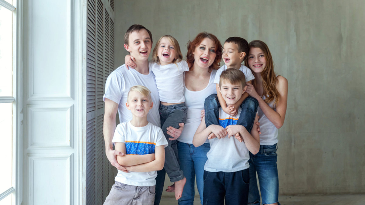 big-family-shutterstock_1057933211