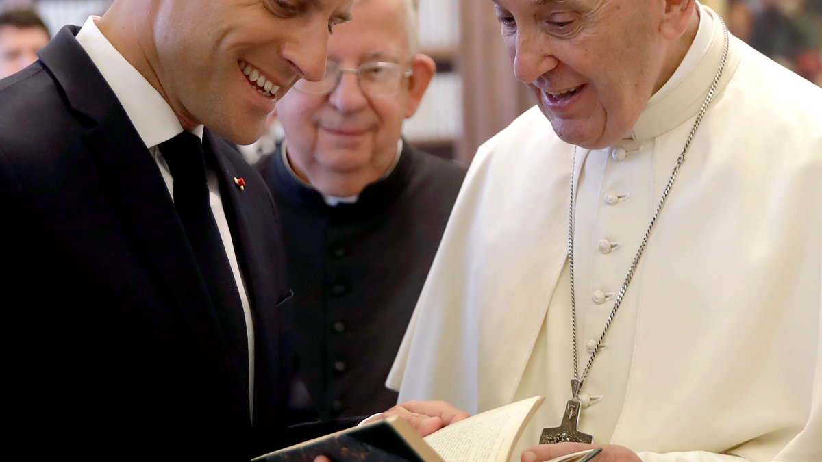 MACRON POPE