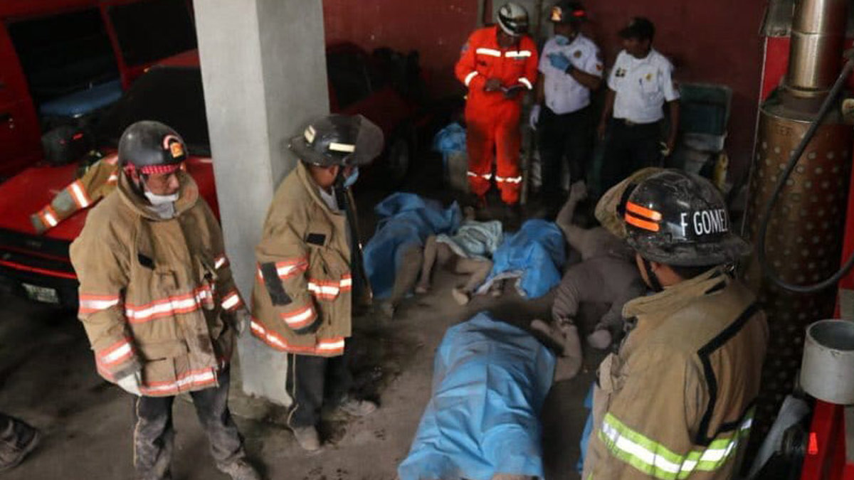 WEB3-GUATEMALA-VOLCANO-FUEGO-VOLCAN-3-Fotos cortesía CORED bomberos voluntarios via @isnardobravo