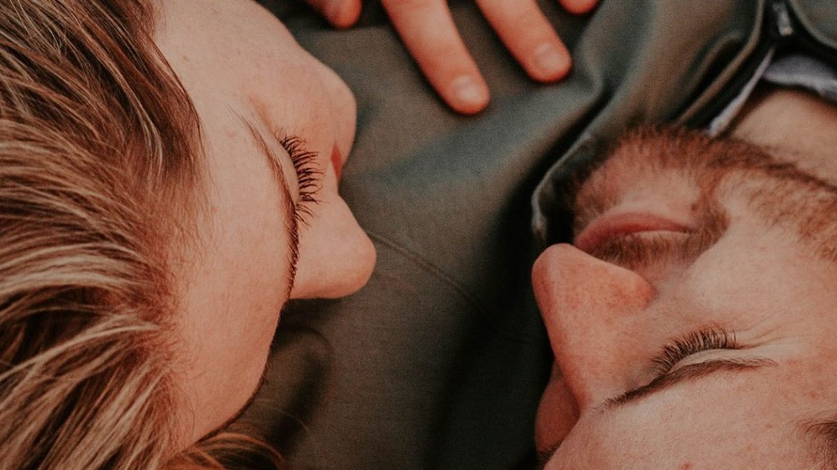 web3-couple-love-passion-intimacy-happy-advice-neonbrand-650739-unsplash