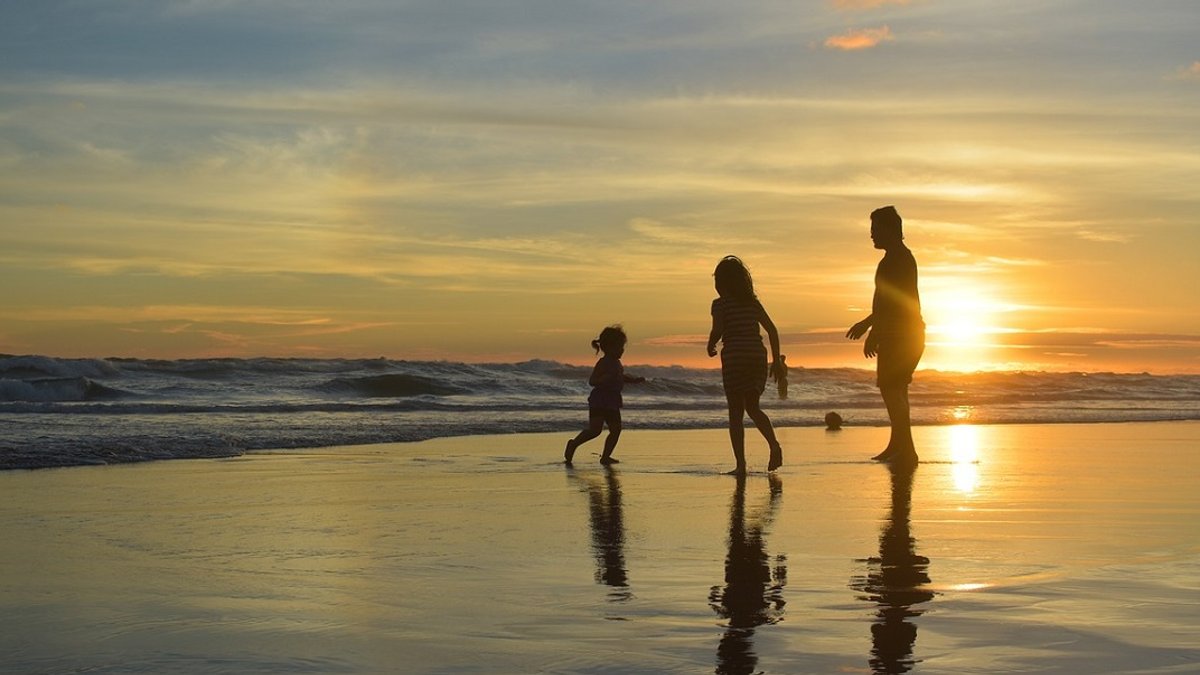FAMILY ON THE BEACH