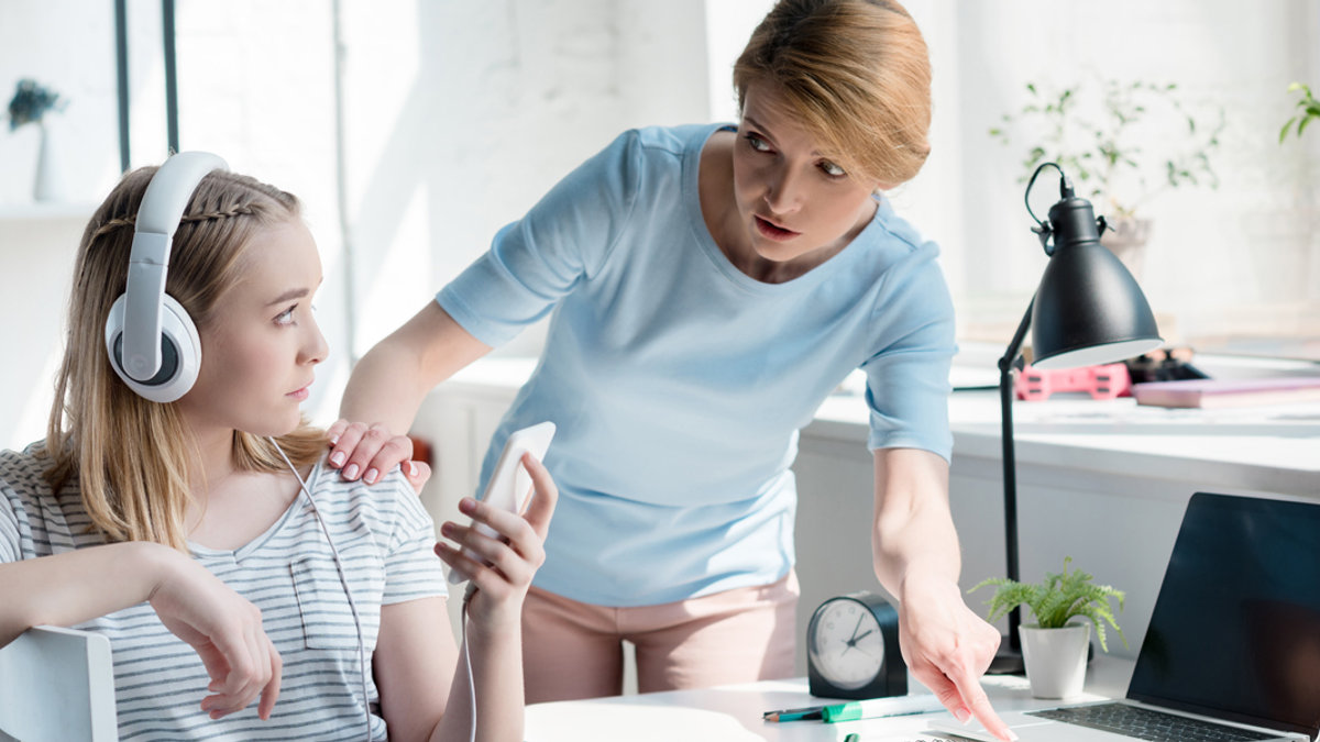 MOM,SCOLDS,TEEN,DAUGHTER