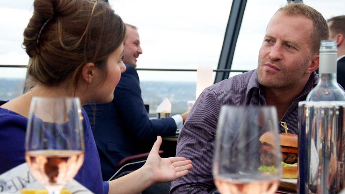 WOMAN,MAN,CONVERSATION,DINNER