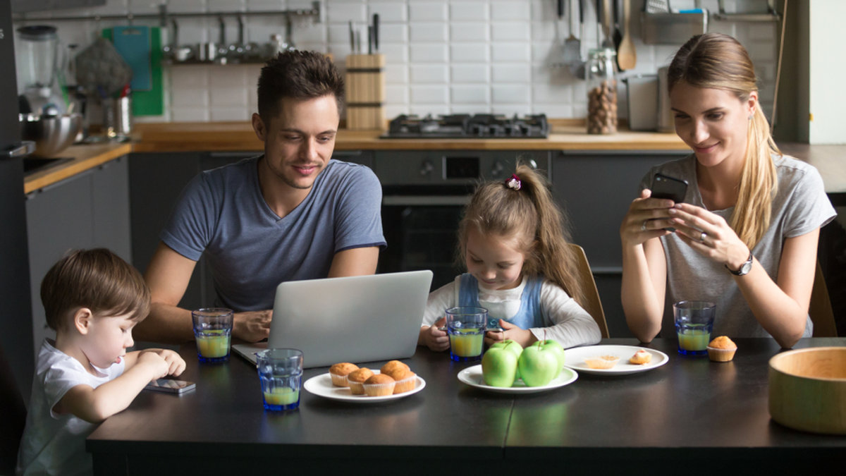 FAMIGLIA, TABLET, COLAZIONE