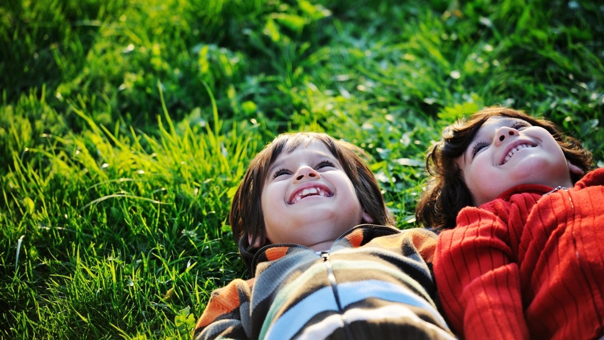 BAMBINI, PRATO, SORRISI