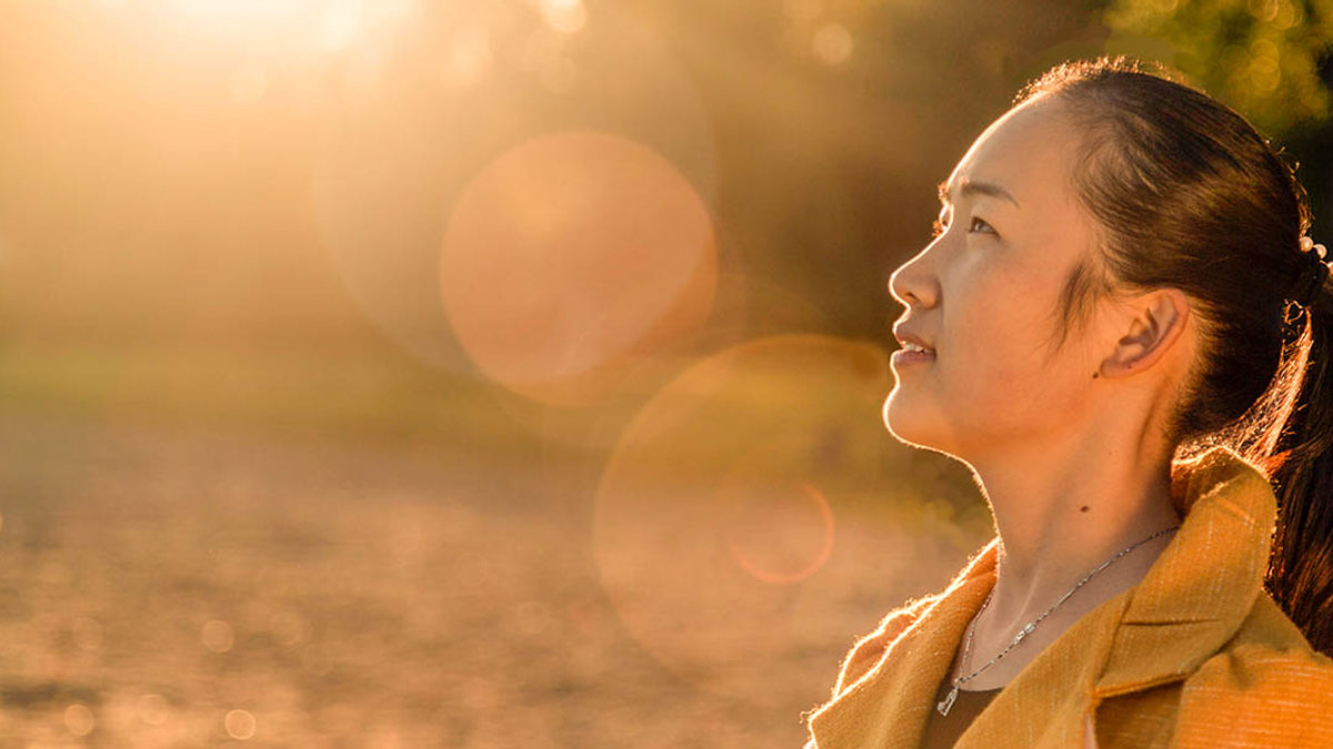 WOMAN,SUNLIGHT
