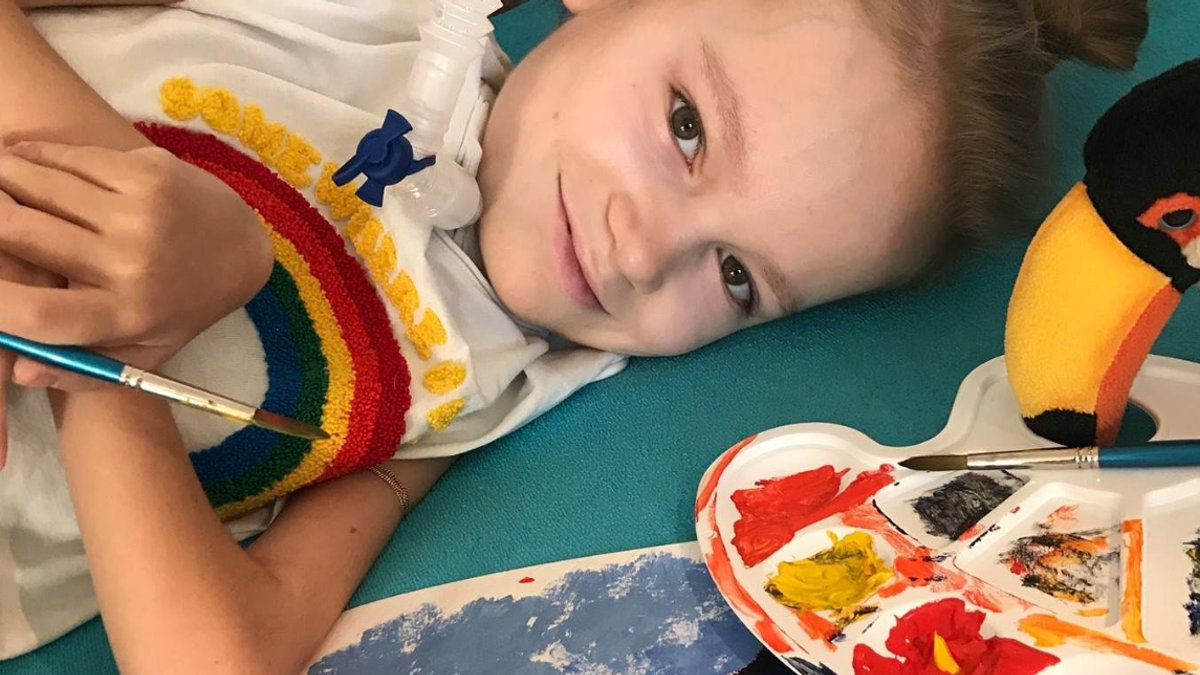 BAMBINA CON HANDICAP CHE DIPINGE