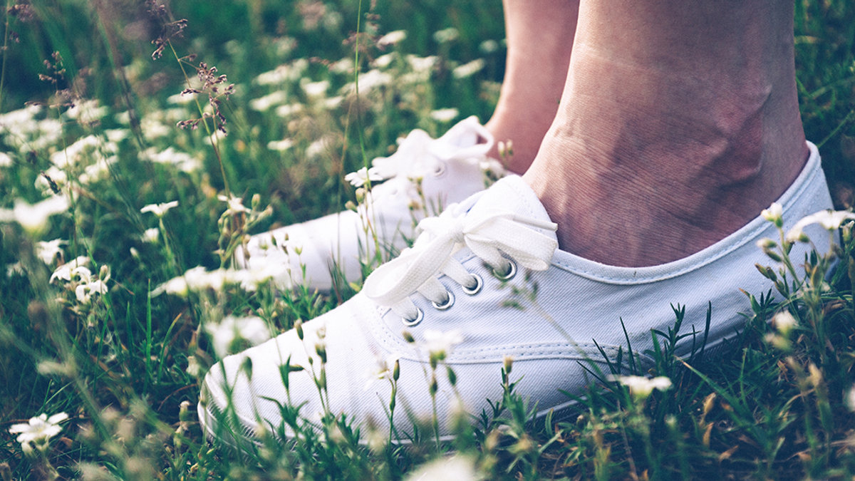 WALKING SHOES