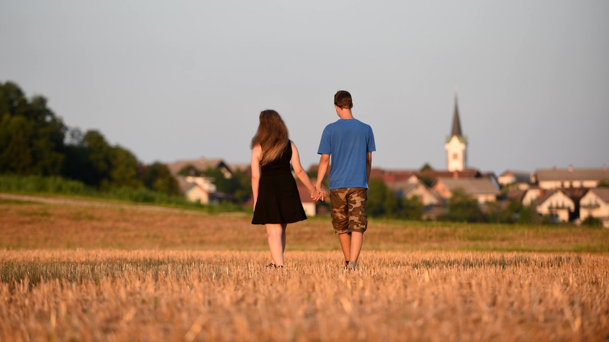 WEB 3 YOUNG COUPLE