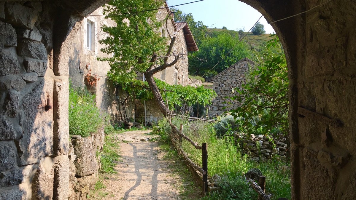 Au_pied_de_la_chapelle_de_La_Viale