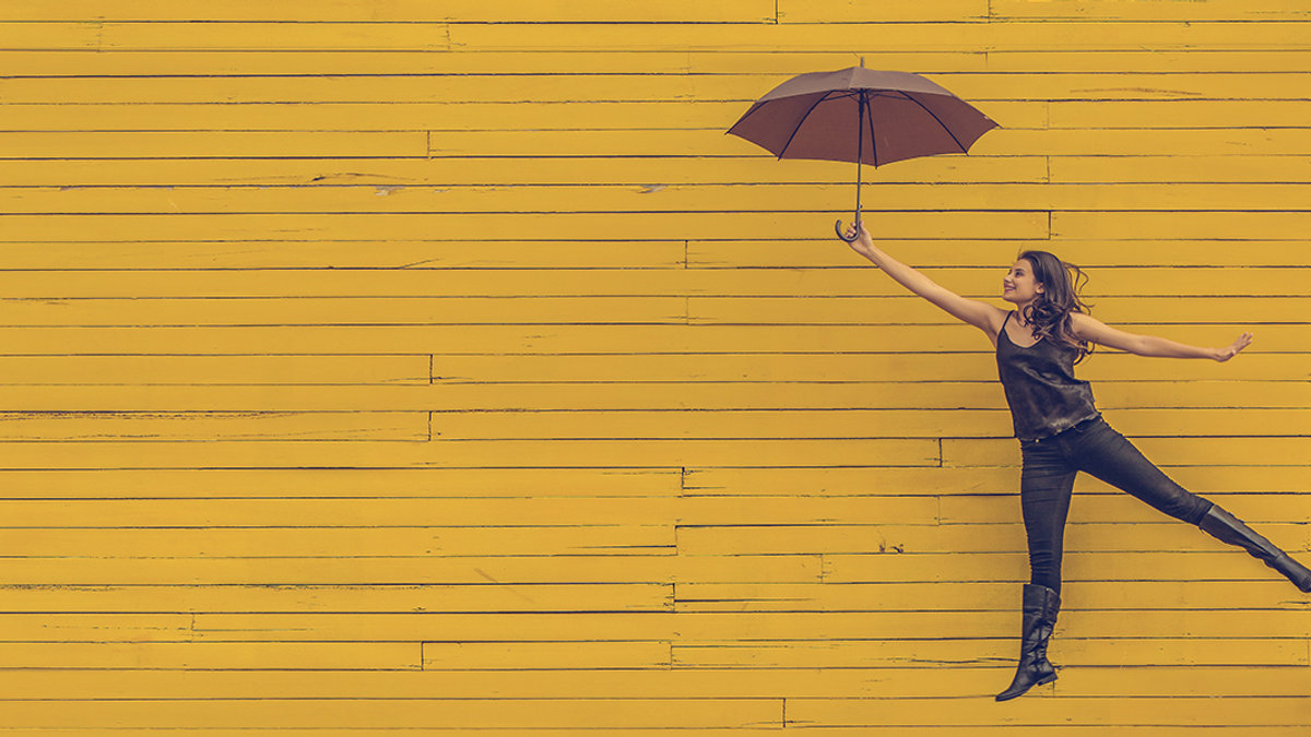 Optimistic_umbrella_woman