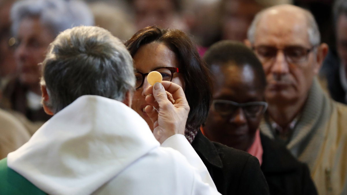web3-communion-church-priest-pascal-deloche-godong-e1675957643368.jpg