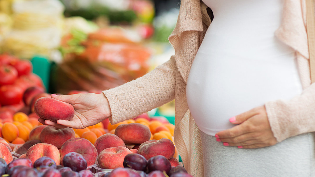 PREGNANT WOMAN GROCERY SHOPPING