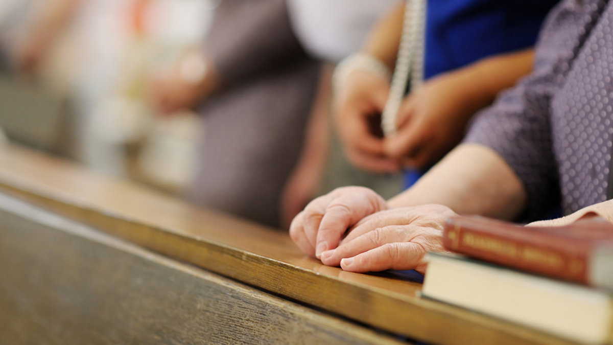 WOMEN,PRAYING,MASS