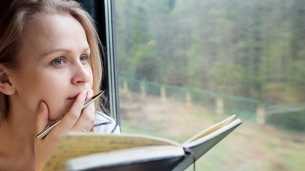 RAGAZZA, FINESTRA, DIARIO