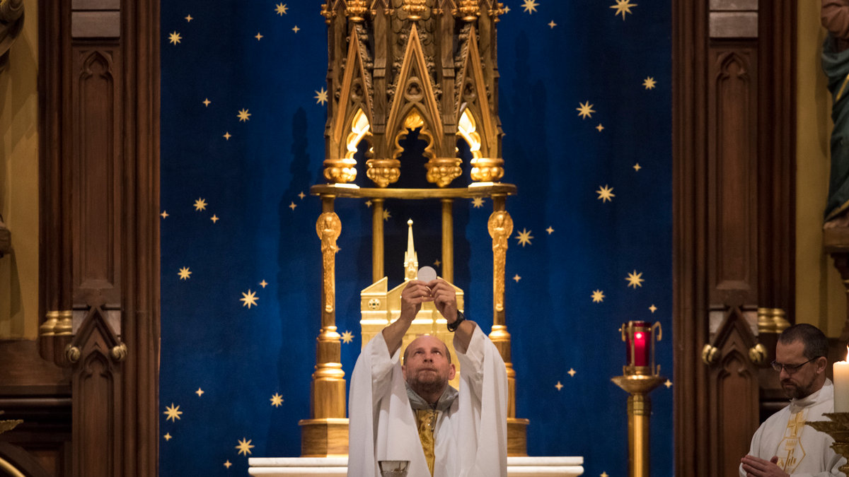 PRIEST,EUCHARIST,HOST,CONSECRATION