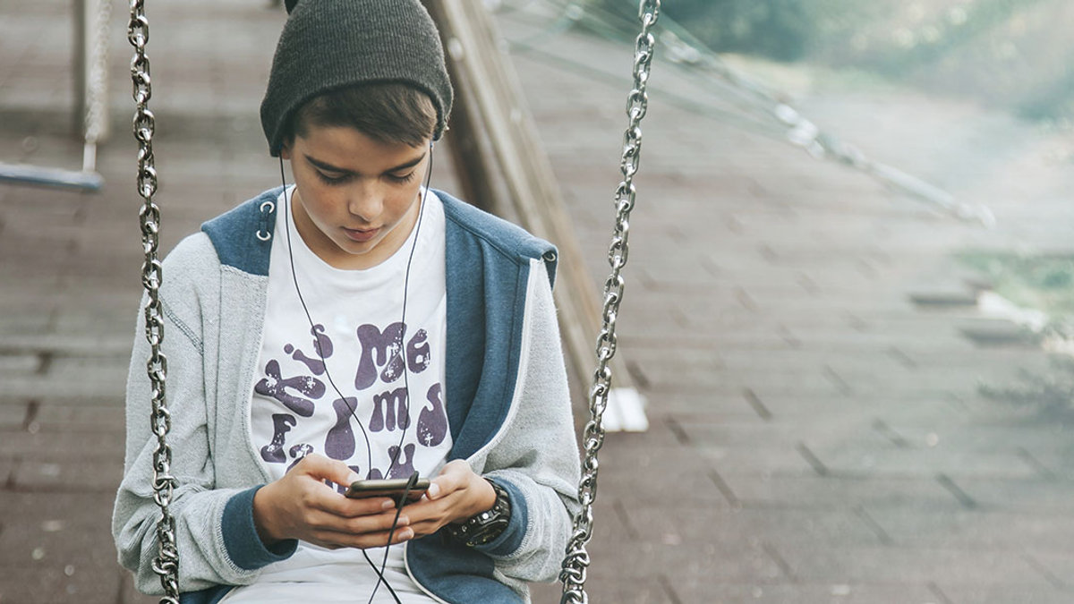 WEB3-KIDS-TEENAGER-SMARTPHONE-SOCIAL-MEDIA-ADVICE-shutterstock_513073909-carballo-AI