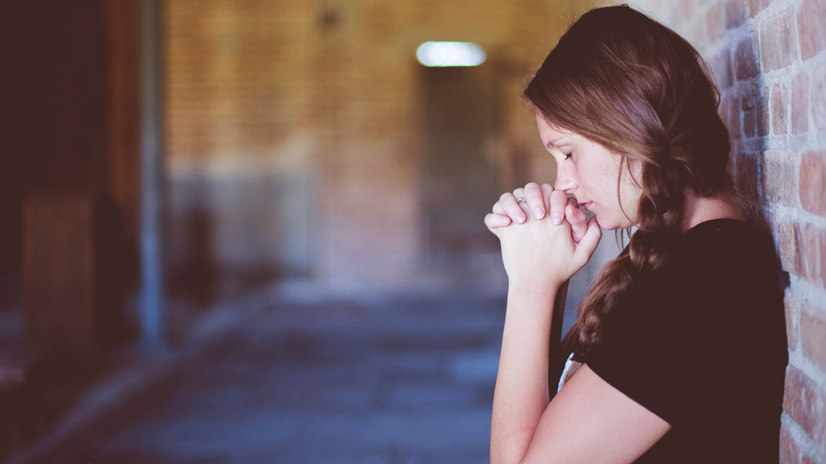 YOUNG,WOMAN,PRAYING