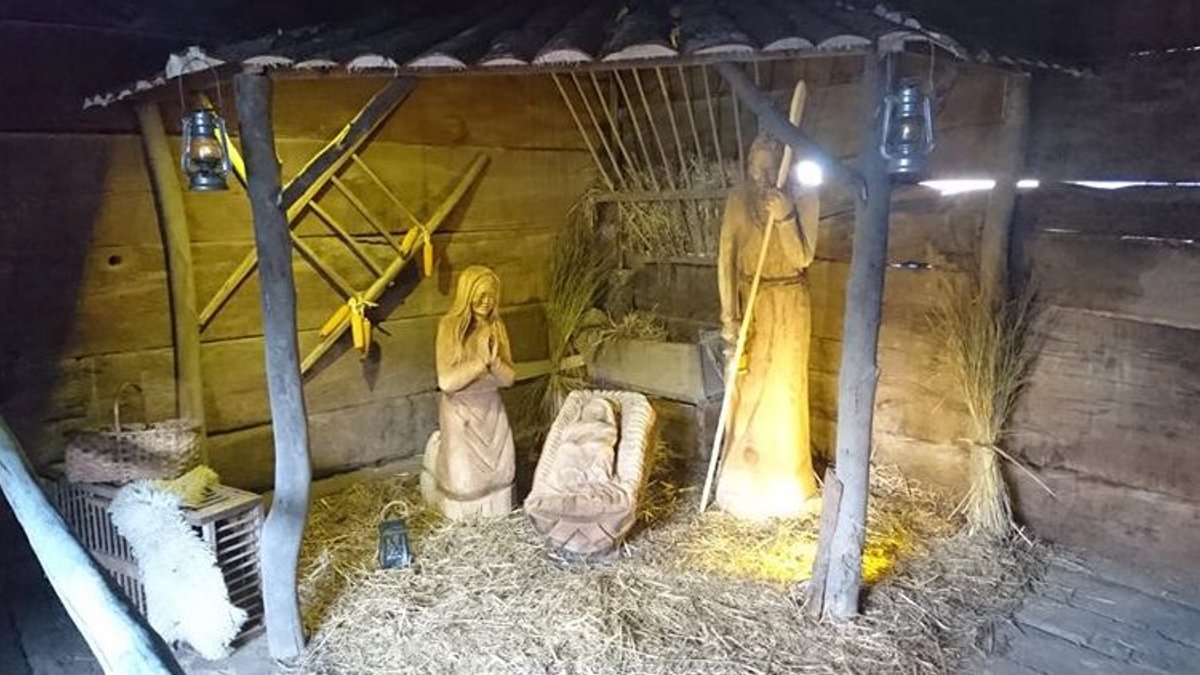 WEB 3 WOODEN NATIVITY (2)