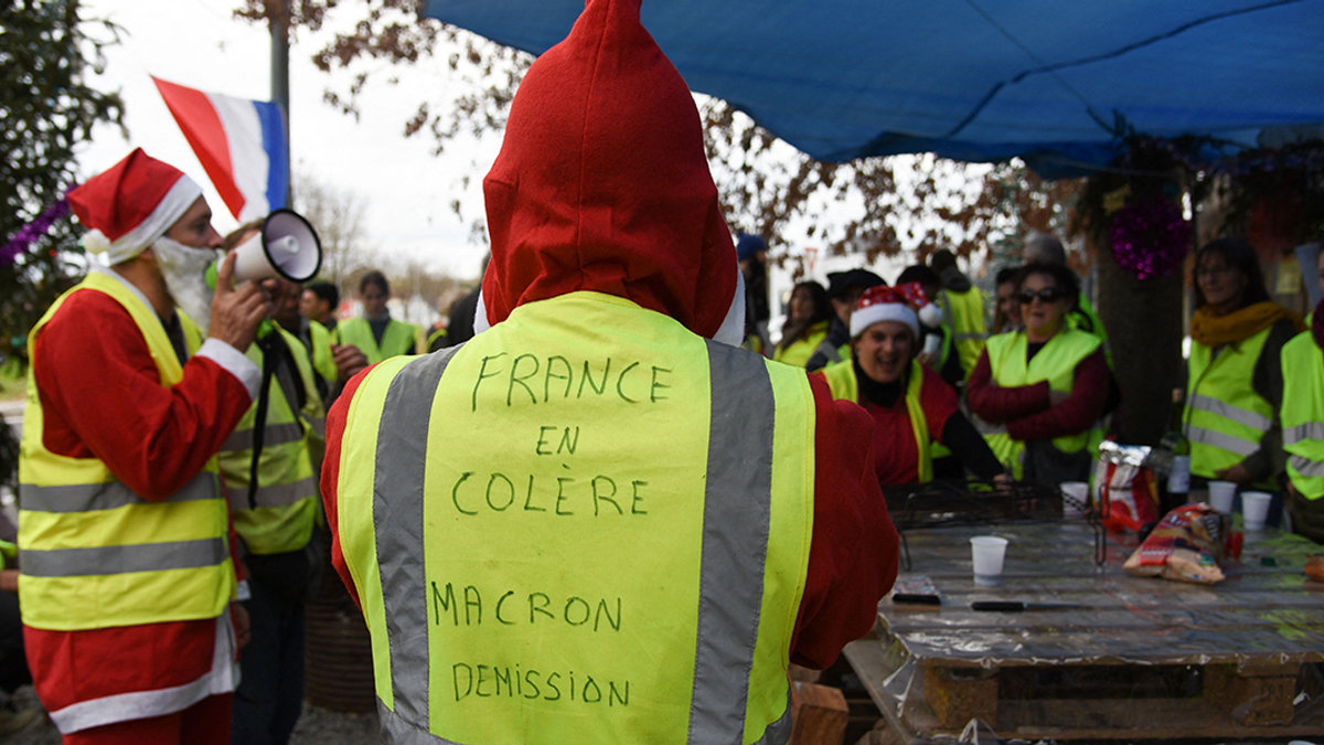 YELLOW VESTS