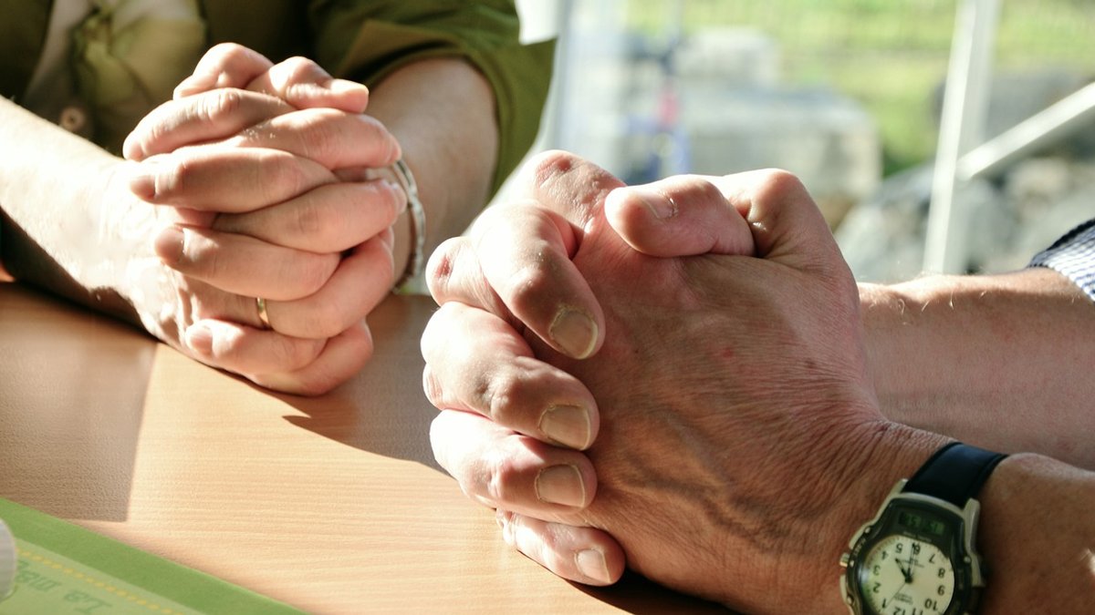 hands-2168901_1280