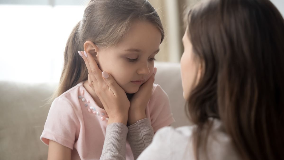 kid-mother-little-girl-upset
