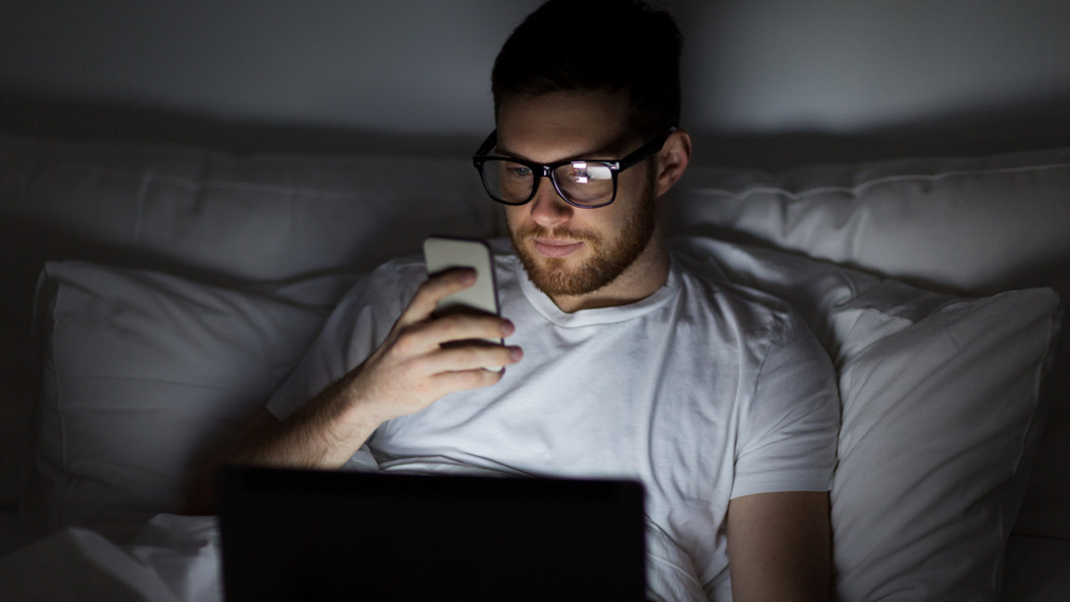 Homme sur ordinateur et portable
