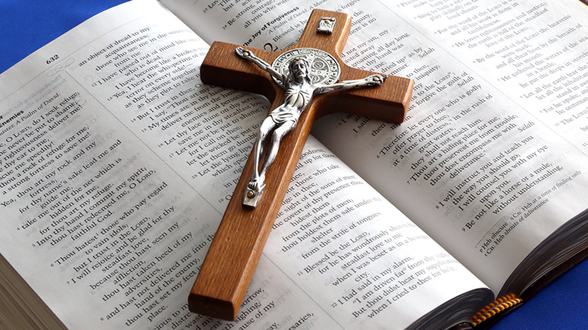 web3-bible-psalms-crucifix-jesus-pexels.jpg