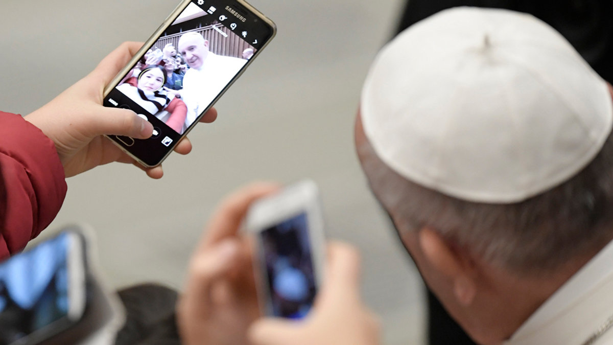 web3-pope-francis-smartphone-selfie-tiziana-fabi-afp.jpg