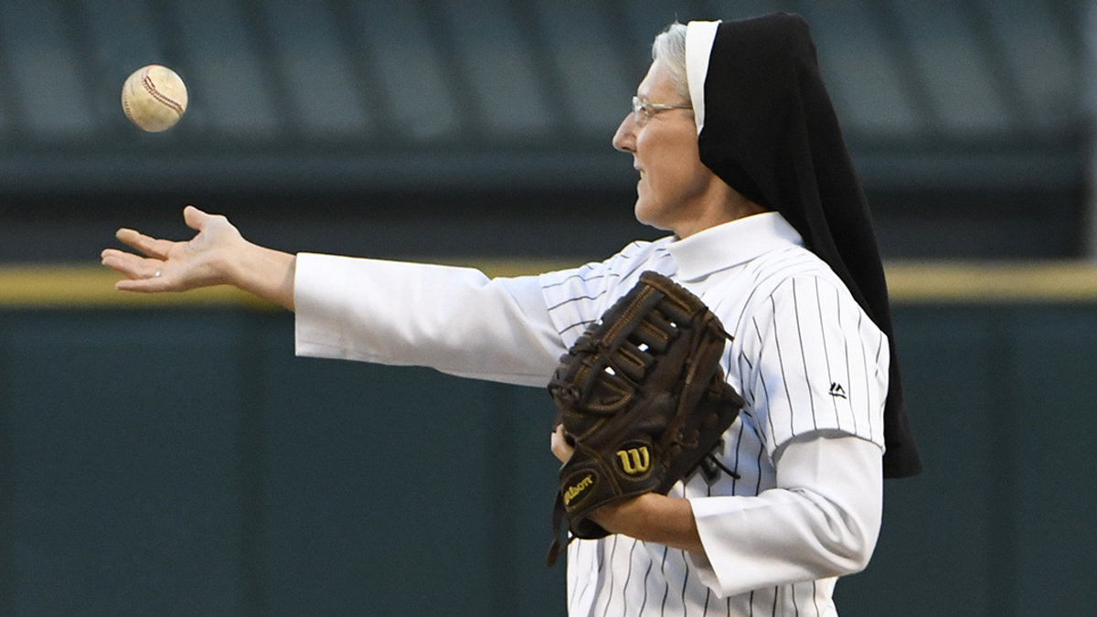 WEB3 Sister Mary Jo Sobieck CHICAGO WHITE SOX PITCH Afp 063_1038077062