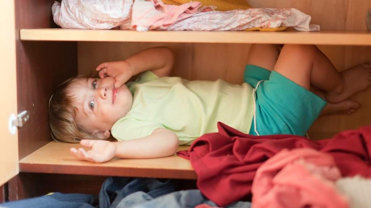 WEB 3 CHILD IN A CLOSET