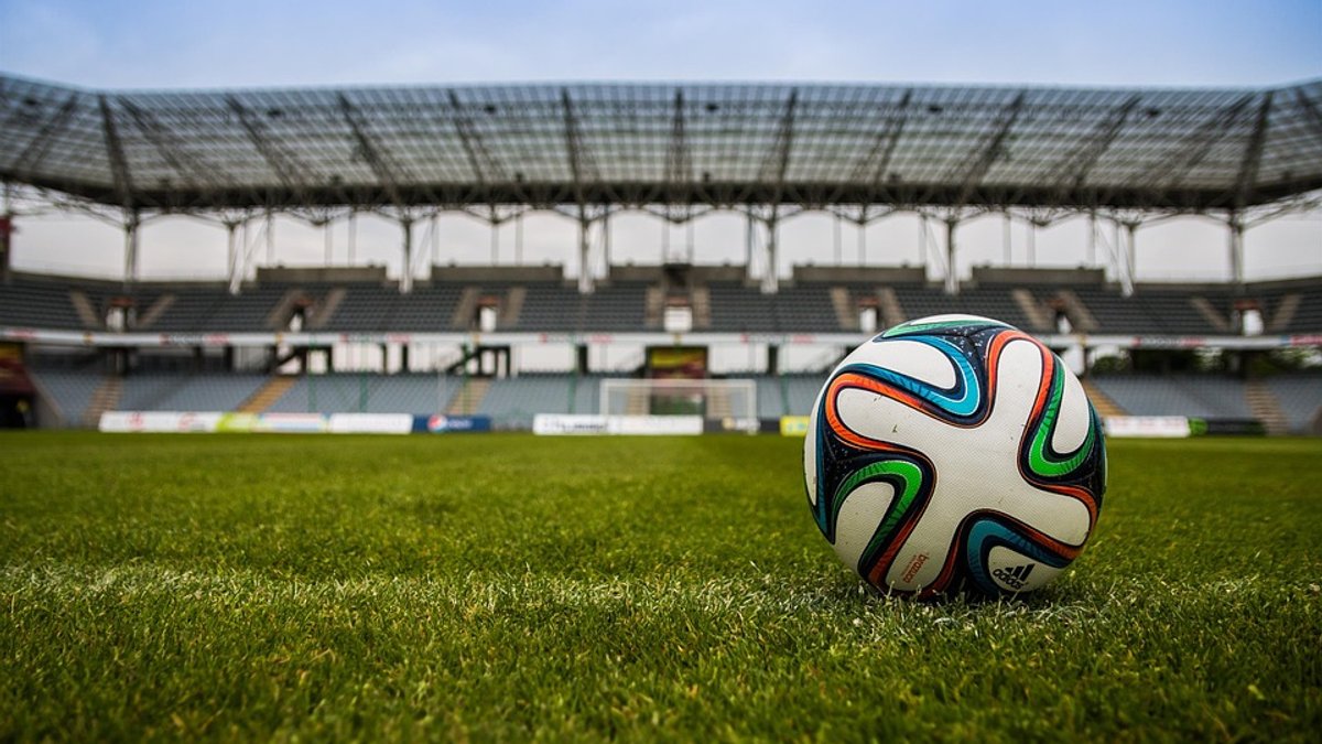 FOOTBALL ; BALL ; MATCH