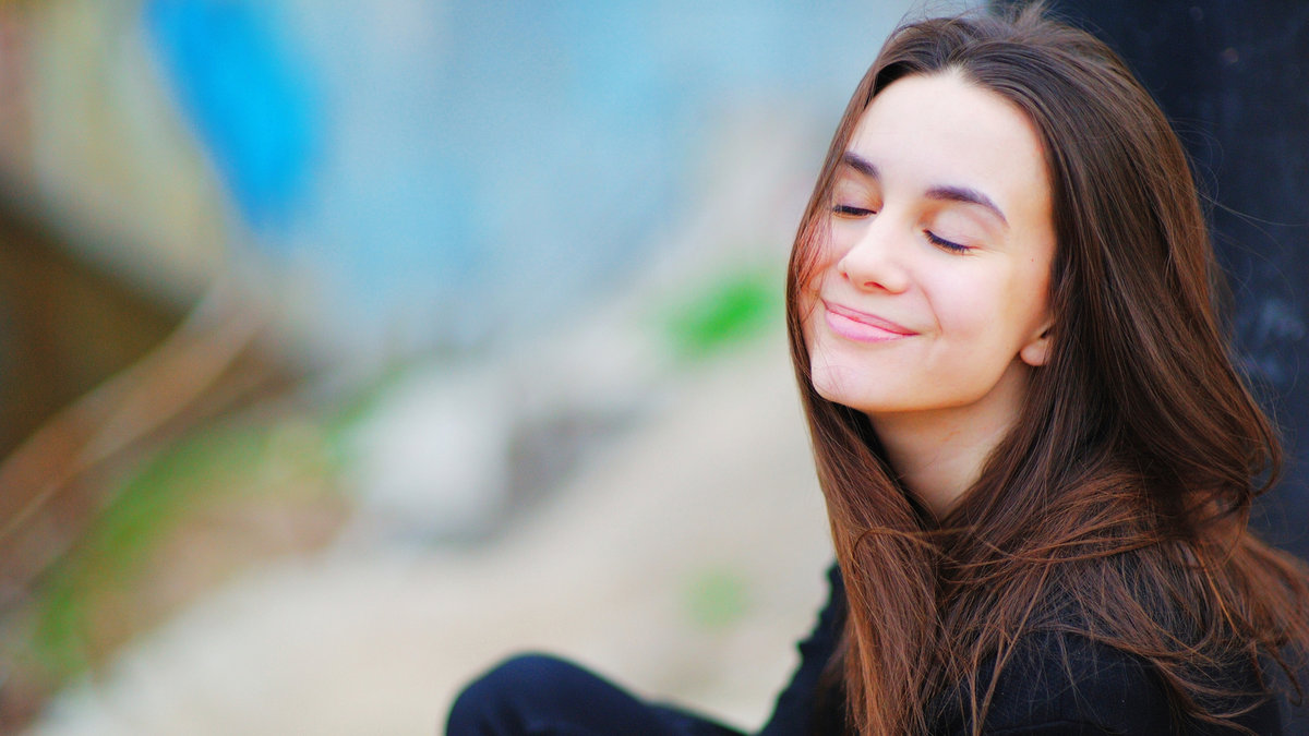 web2-portrait-of-a-dreamy-beautiful-woman-on-the-street-with-your-eyes-closed-and-a-cute-smile-on-blurred-background-close-up-shutterstock_567663493.jpg