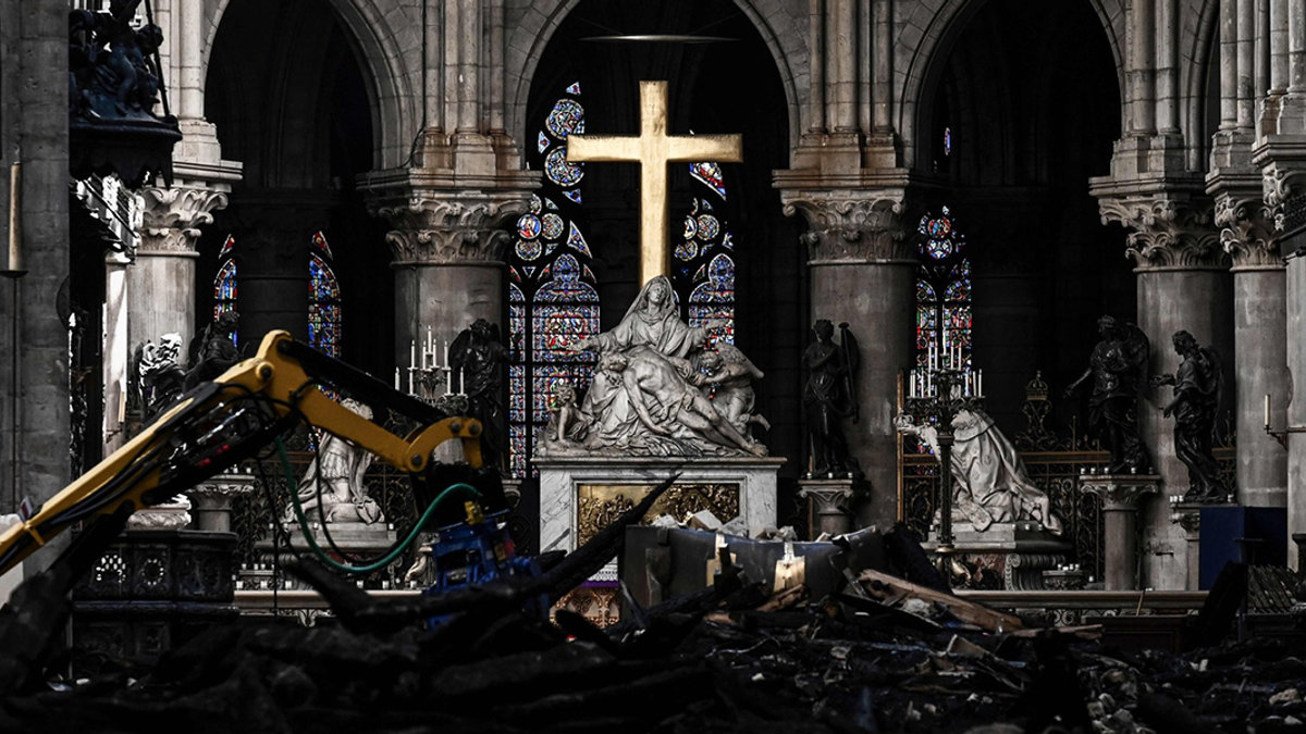 Cruz resiste a incêndio na catedral de Notre Dame de Paris