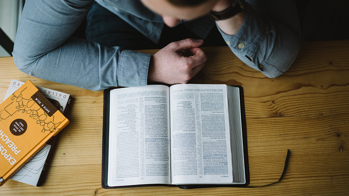 MĘŻCZYZNA Z BIBLIĄ