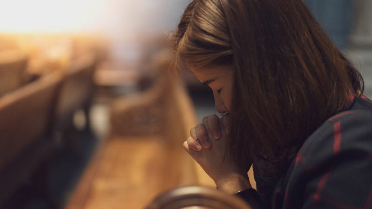 web-pray-woman-church-shutterstock_1101993971-no-te-eksarunchai.jpg