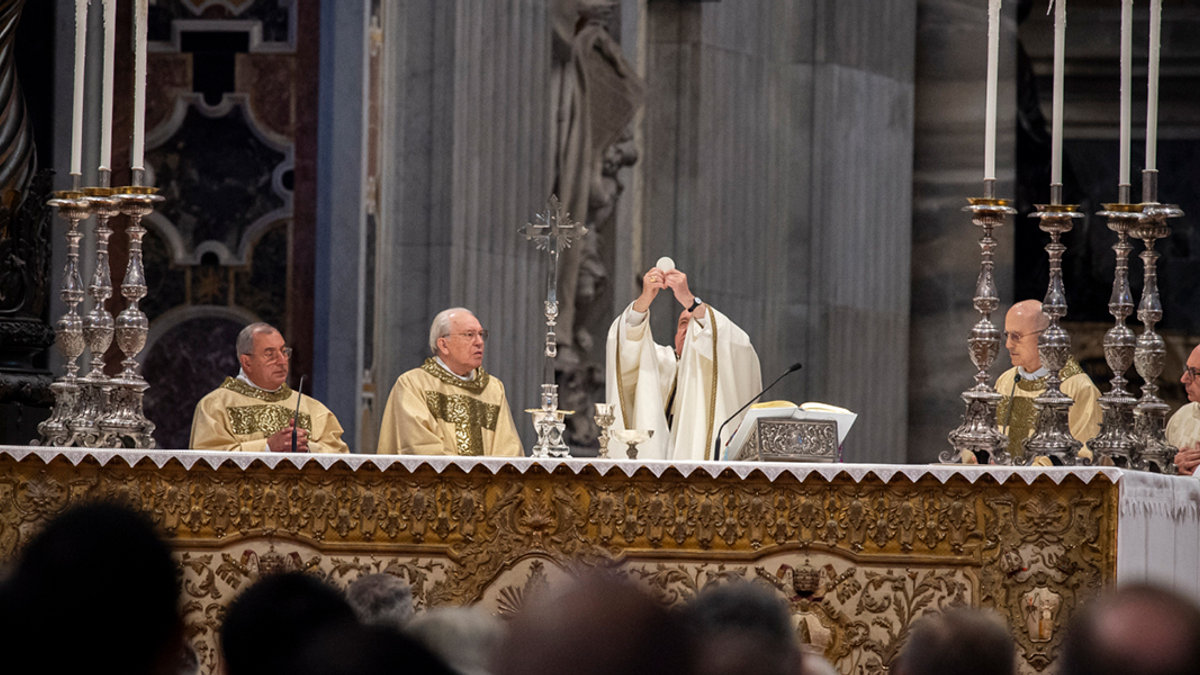 web3-am041819-pope-francis-holy-mass-chrism-antoine-mekary-am__3942.jpg